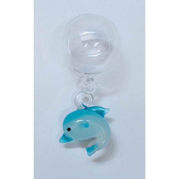 浮き玉イルカ青のガラス細工です。【大きさ】約高さ５０ミリ　　横幅２０ミリ　　　　　奥行２０ミリ　（全体の大きさ）＊商品は一つ一つ手造りのため大きさや色合いが写真と異なる場合がありますのでご了承をお願い致します。