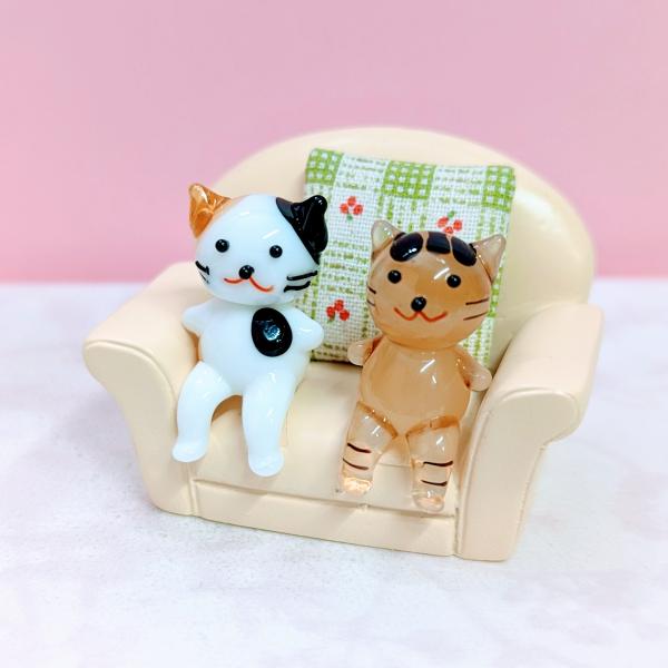 ソファー（L）ミケ、茶トラのガラス細工の置物です。ソファーはポリ製です。＊クッションの生地と柄は選べませんのでよろしくお願いいたします。【大きさ】約高さ３５ミリ　　横幅４５ミリ　　　　　奥行３５ミリ＊商品は一つ一つ手造りのため大きさや色合い...