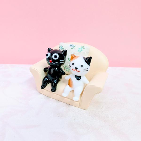 ソファー（L）クロ、ミケのガラス細工の置物です。ソファーはポリ製です。＊クッションの生地や柄は選べませんのでよろしくお願いいたします。【大きさ】約高さ３５ミリ　　横幅４５ミリ　　　　　奥行３５ミリ＊商品は一つ一つ手造りのため大きさや色合いが...