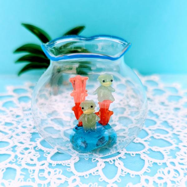 金魚鉢とカッパのガラス細工の置物です。【大きさ】約高さ４５ミリ　　横幅４５ミリ　　　　　奥行４５ミリ＊商品は一つ一つ手造りのため大きさや色合いなどが写真と異なる場合がありますのでご了承をお願い致します。