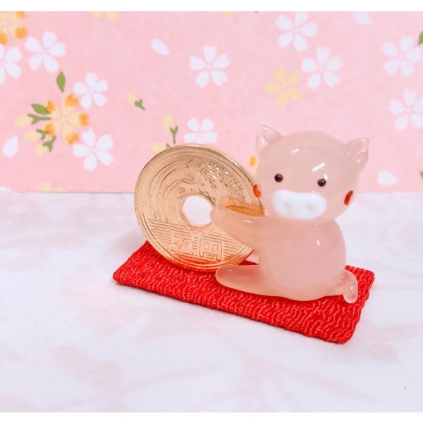 ご縁ブタのガラス細工の置物です。＊5円は本物を磨いてます。布はちりめん素材です。【大きさ】約高さ２７ミリ　　横幅４０ミリ　　　　　奥行２０ミリ　　　布台４０ｘ２０ミリ＊商品は一つ一つ手造りのため大きさや色合いなどが写真と異なる場合があります...