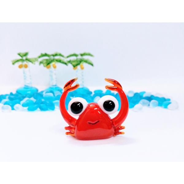 カニさんのガラス細工の置物です。【大きさ】約高さ２０ミリ　　横幅２５ミリ　　　　　奥行８ミリ＊商品は一つ一つ手造りのため大きさや色合いが写真と異なる場合がありますのでご了承をお願い致します。