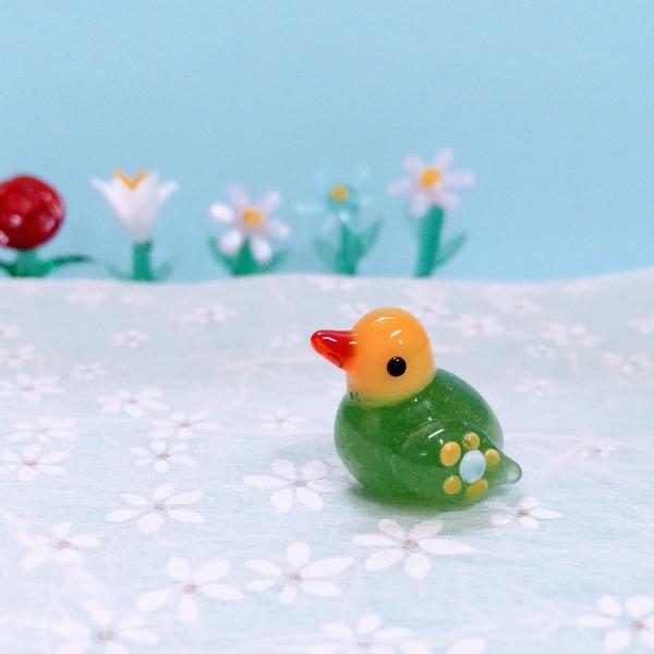 花インコ（S)緑のガラス細工の置物です。花は左右付いています。【大きさ】約高さ１５ミリ　　横幅１５ミリ　　　　　奥行１５ミリ＊商品は一つ一つ手造りのため大きさや色合いなどが写真と異なる場合がありますのでご了承をお願い致します。