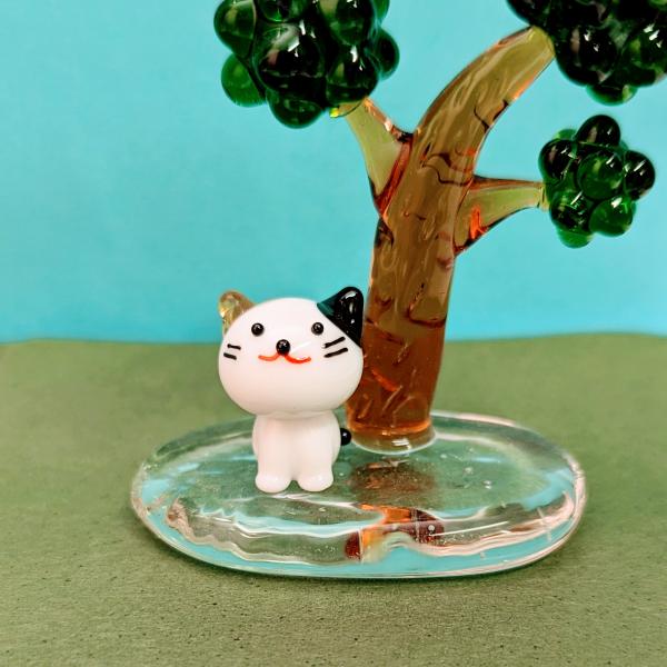 お座りネコ（S）ミケのガラス細工の置物です。キャットタワーは別売りです。【大きさ】約高さ２０ミリ　　横幅１５ミリ　　　　　奥行１５ミリ＊商品は一つ一つ手造りのため大きさや色合いが写真と異なる場合がありますのでご了承をお願い致します。