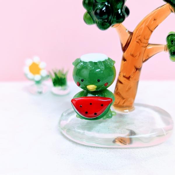 カッパとスイカのガラス細工の置物です。【大きさ】約高さ２５ミリ　　横幅１８ミリ　　　　　奥行２０ミリ＊商品は一つ一つ手造りのため大きさや色合いなどが写真と異なる場合がありますのでご了承をお願い致します。