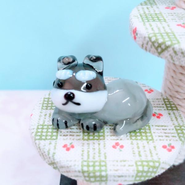 シュナウザー横のガラス細工の置物です。キャットタワーは別売りです。【大きさ】約高さ１５ミリ　　横幅２５ミリ　　　　　奥行１５ミリ＊商品は一つ一つ手造りのため大きさや色合いが写真と異なる場合がありますのでご了承をお願い致します。