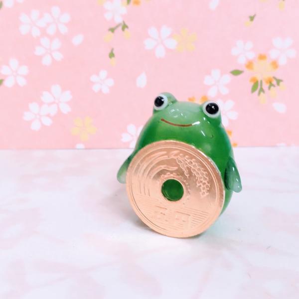 ご縁カエル（L)のガラス細工の置物です。＊5円は本物を磨いてます。【大きさ】約高さ３０ミリ　　横幅２５ミリ　　　　　奥行２５ミリ＊商品は一つ一つ手造りのため大きさや色合いなどが写真と異なる場合がありますのでご了承をお願い致します。