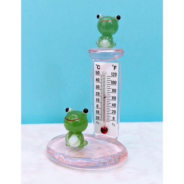 温度計（S)カエルピンクのガラス細工の置物です。【大きさ】約高さ７５ミリ　　横幅４５ミリ　　　　　奥行３５ミリ＊商品は一つ一つ手造りのため大きさや色合いが写真と異なる場合がありますのでご了承をお願い致します。