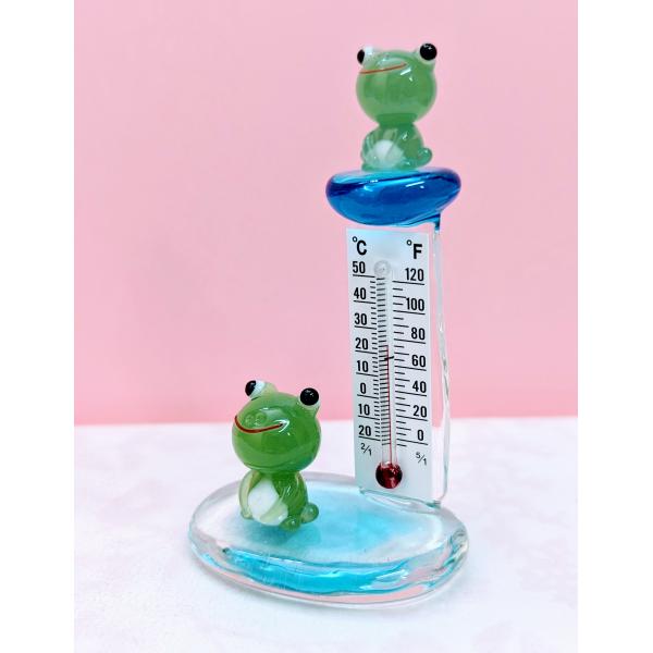 温度計（S)カエル水色のガラス細工の置物です。【大きさ】約高さ７５ミリ　　横幅４５ミリ　　　　　奥行３５ミリ＊商品は一つ一つ手造りのため大きさや色合いが写真と異なる場合がありますのでご了承をお願い致します。