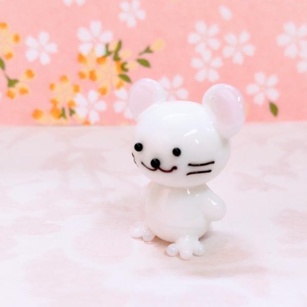 ネズミ（M)のガラス細工の置物です。【大きさ】約高さ２５ミリ　　横幅２０ミリ　　　　　奥行１５ミリ＊商品は一つ一つ手造りのため大きさや色合いなどが写真と異なる場合がありますのでご了承をお願い致します。