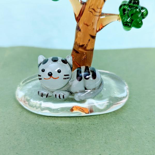 サバトラネコ横向きのガラス細工の置物です。キャットタワーは別売りです。【大きさ】約高さ１５ミリ　　横幅２５ミリ　　　　　奥行１５ミリ＊商品は一つ一つ手造りのため大きさや色合いが写真と異なる場合がありますのでご了承をお願い致します。