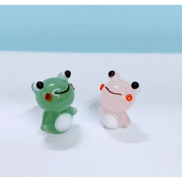 ミニカエルペアのガラス細工の置物です。【大きさ】約高さ１５ミリ　　横幅１０ミリ　　　　　奥行１０ミリ＊商品は一つ一つ手造りのため大きさや色合いなどが写真と異なる場合がありますのでご了承をお願い致します。