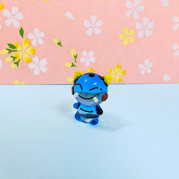 福鬼（S)青のガラス細工の置物です。【大きさ】約高さ１６ミリ　　横幅１１ミリ　　　　　奥行１０ミリ＊商品は一つ一つ手造りのため大きさや色合いなどが写真と異なる場合がありますのでご了承をお願い致します。