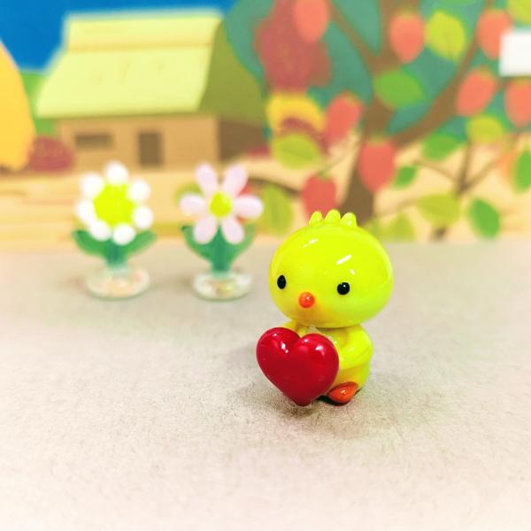 ヒヨコさんとハートのガラス細工の置物です。【大きさ】約高さ２２ミリ　　横幅１５ミリ　　　　　奥行１８ミリ＊商品は一つ一つ手造りのため大きさや色合いなどが写真と異なる場合がありますのでご了承をお願い致します。