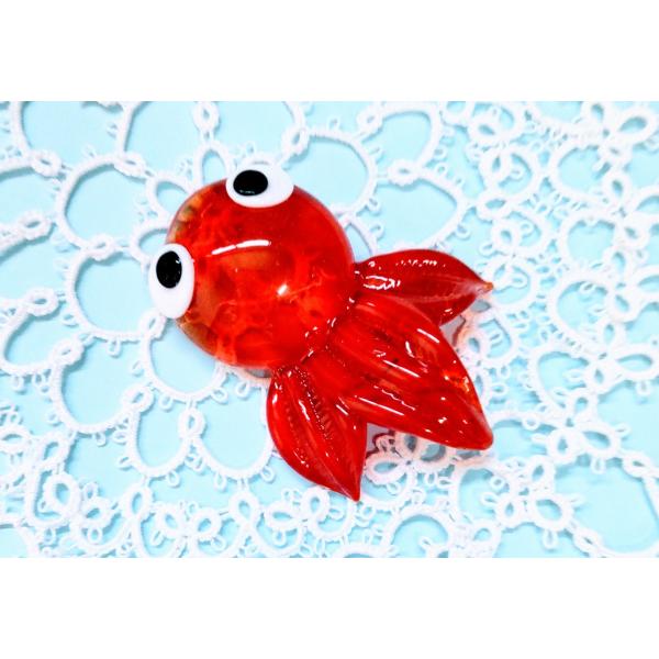 箸置き金魚のガラス細工の置物です。【大きさ】約縦４５ミリ　　横幅３０ミリ＊商品は一つ一つ手造りのため大きさや色合いなどが写真と異なる場合がありますのでご了承をお願い致します。