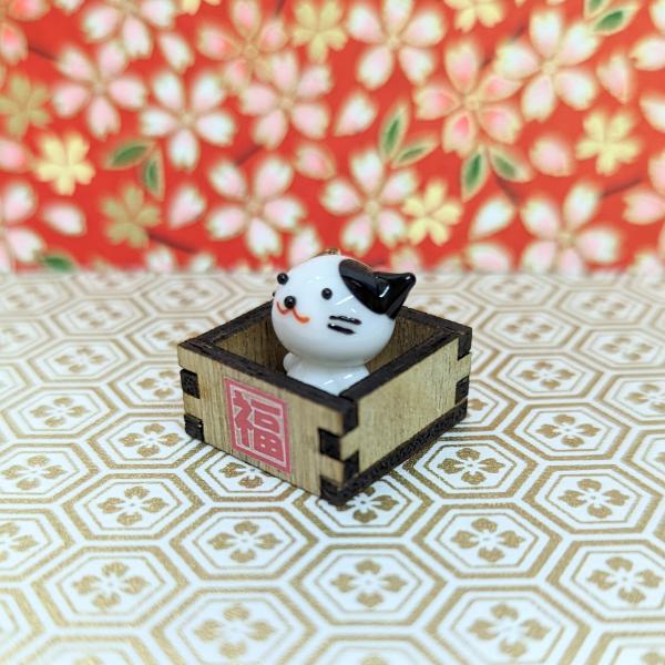 福桝ミケネコのガラス細工の置物です。桝は木製です。【大きさ】約高さ２０ミリ　　横幅２０ミリ　　　　　奥行２０ミリ＊商品は一つ一つ手造りのため大きさや色合いなどが写真と異なる場合がありますのでご了承をお願い致します。　
