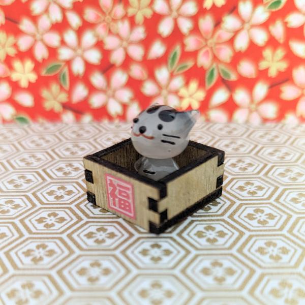 福桝サバトラネコのガラス細工の置物です。【大きさ】約高さ２０ミリ　　横幅２０ミリ　　　　　奥行２０ミリ＊商品は一つ一つ手造りのため大きさや色合いなどが写真と異なる場合がありますのでご了承をお願い致します。