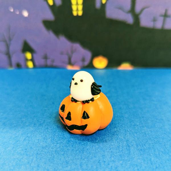 シマエナガとかぼちゃ（S）黒のガラス細工の置物です。カボチャはポリ製です。【大きさ】約高さ２５ミリ　　横幅２０ミリ　　　　　奥行２０ミリ＊商品は一つ一つ手造りのため大きさや色合いなどが写真と異なる場合がありますのでご了承をお願い致します。