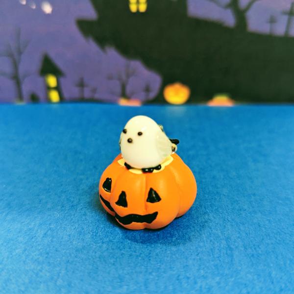 シマエナガとかぼちゃ（S）グレーのガラス細工の置物です。カボチャはポリ製です。【大きさ】約高さ２５ミリ　　横幅２０ミリ　　　　　奥行２０ミリ＊商品は一つ一つ手造りのため大きさや色合いなどが写真と異なる場合がありますのでご了承をお願い致します。