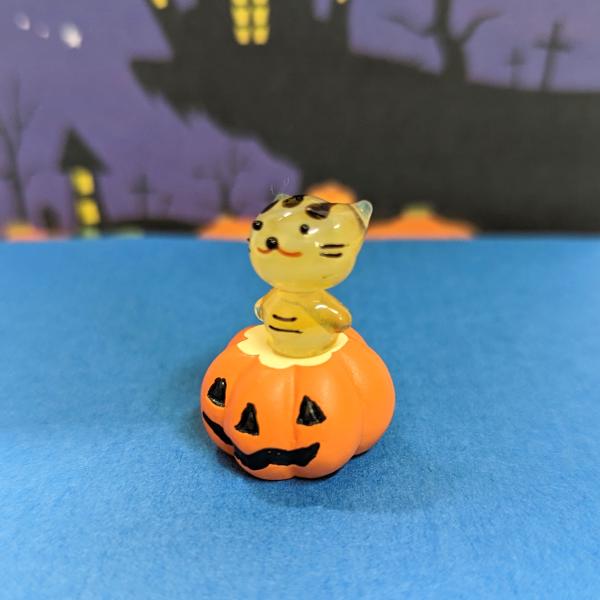 茶トラネコとかぼちゃのガラス細工の置物です。カボチャはポリ製です。【大きさ】約高さ３０ミリ　　横幅２０ミリ　　　　　奥行２０ミリ＊商品は一つ一つ手造りのため大きさや色合いなどが写真と異なる場合がありますのでご了承をお願い致します。