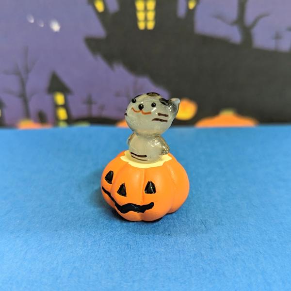 サバトラネコとかぼちゃのガラス細工の置物です。カボチャはポリ製です。【大きさ】約高さ３０ミリ　　横幅２０ミリ　　　　　奥行２０ミリ＊商品は一つ一つ手造りのため大きさや色合いなどが写真と異なる場合がありますのでご了承をお願い致します。