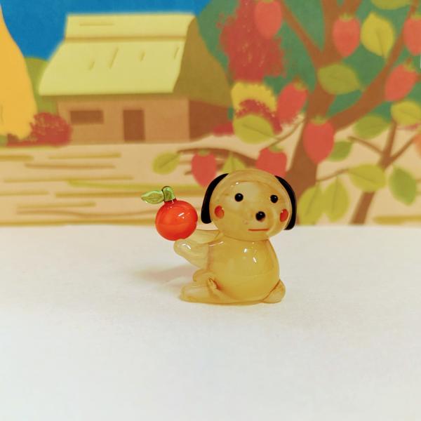 イヌとみかんのガラス細工の置物です。【大きさ】約高さ２５ミリ　　横幅２５ミリ　　　　　奥行１５ミリ＊商品は一つ一つ手造りのため大きさや色合いなどが写真と異なる場合がありますのでご了承をお願い致します。