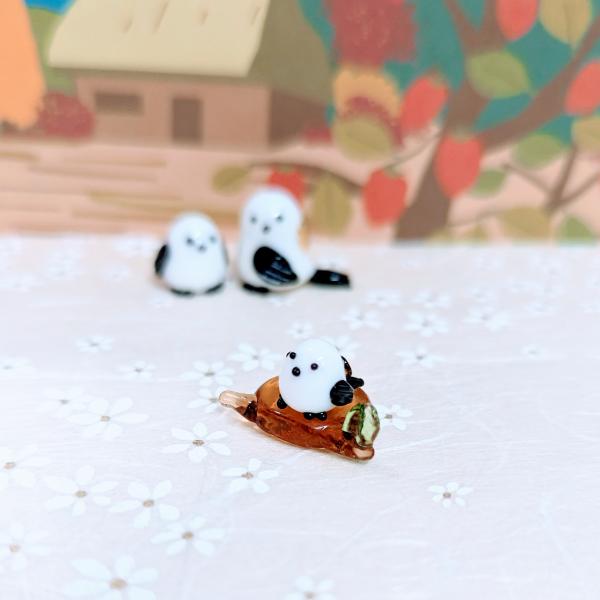 切り株とシマエナガ（ミニミニ）黒のガラス細工の置物です。【大きさ】約高さ１０ミリ　　横幅２０ミリ　　　　　奥行１２ミリ＊商品は一つ一つ手造りのため大きさや色合いなどが写真と異なる場合がありますのでご了承をお願い致します。