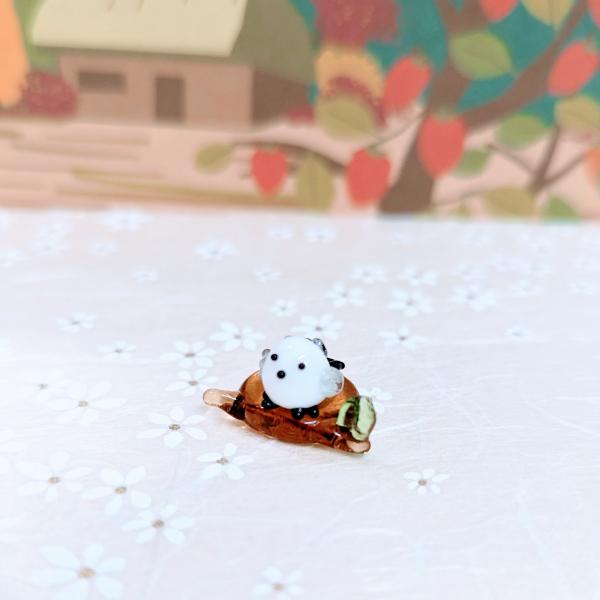 切り株とシマエナガ（ミニミニ）グレーのガラス細工の置物です。【大きさ】約高さ１０ミリ　　横幅２０ミリ　　　　　奥行１２ミリ＊商品は一つ一つ手造りのため大きさや色合いなどが写真と異なる場合がありますのでご了承をお願い致します。