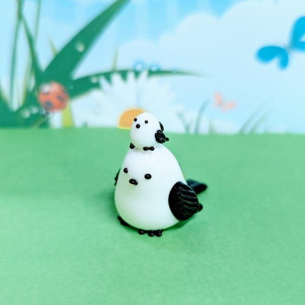 シマエナガ親子（黒）のガラス細工の置物です。【大きさ】約高さ３０ミリ　　横幅２５ミリ　　　　　奥行２５ミリ＊商品は一つ一つ手造りのため大きさや色合いなどが写真と異なる場合がありますのでご了承をお願い致します。