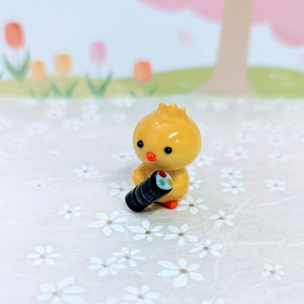 ヒヨコさんと恵方巻のガラス細工の置物です。【大きさ】約高さ２２ミリ　　横幅１５ミリ　　　　　奥行１５ミリ＊商品は一つ一つ手造りのため大きさや色合いなどが写真と異なる場合がありますのでご了承をお願い致します。