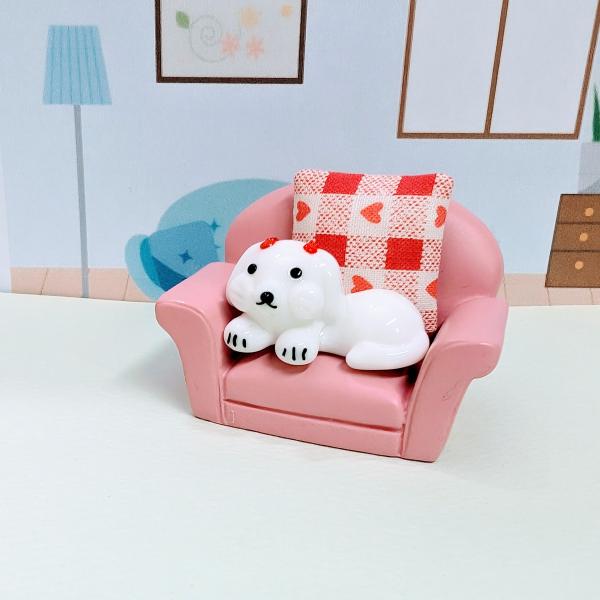 マルチーズソファー（L)ピンクのガラス細工の置物です。ソファーはポリ製です。クッションの柄は選べませんのでご了承下さい。【大きさ】約高さ３５ミリ　　横幅５０ミリ　　　　　奥行３５ミリ＊商品は一つ一つ手造りのため大きさや色合いなどが写真と異な...