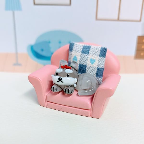 ヨークシャーテリアソファー（L)ピンクのガラス細工の置物です。ソファーはポリ製です。クッションの柄は選べませんのでご了承下さい。【大きさ】約高さ３５ミリ　　横幅５０ミリ　　　　　奥行３５ミリ＊商品は一つ一つ手造りのため大きさや色合いなどが写...