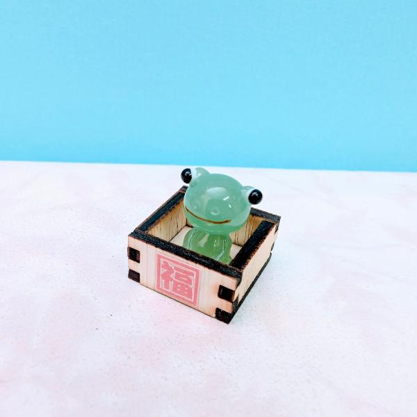 福桝カエルのガラス細工の置物です。桝は木製です。【大きさ】約高さ２０ミリ　　横幅２０ミリ　　　　　奥行２０ミリ＊商品は一つ一つ手造りのため大きさや色合いなどが写真と異なる場合がありますのでご了承をお願い致します。