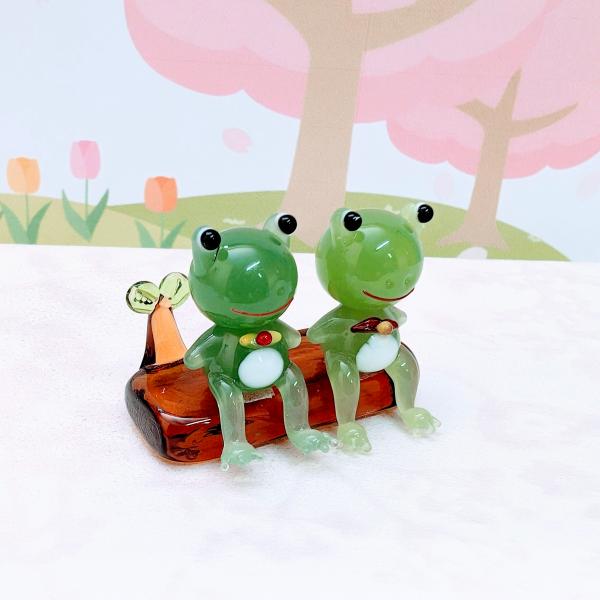 カエル2人ベンチ(M)座のガラス細工の置物です。【大きさ】約高さ３０ミリ　　横幅４０ミリ　　　　　奥行２５ミリ＊商品は一つ一つ手造りのため大きさや色合いなどが写真と異なる場合がありますのでご了承をお願い致します。