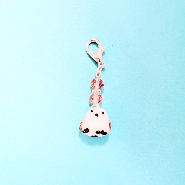 マスクチャームシマエナガグレーのガラス細工です。金具はホワイトシルバーとガラスのカットビーズを使用しています。【大きさ】約縦長さ５０ミリ　　カニ爪約１０ミリ＊商品は一つ一つ手造りのため大きさや色合いが写真と異なる場合がありますのでご了承をお...