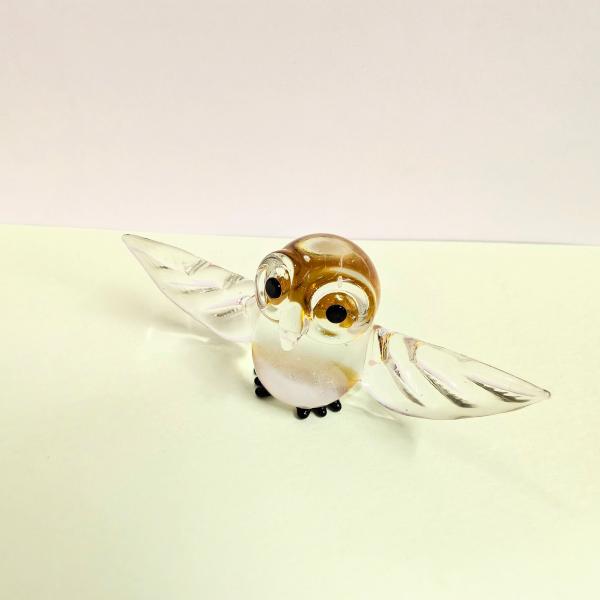 フクロウ羽ばたき（L)茶のガラス細工の置物です。【大きさ】約高さ２８ミリ　　横幅６５ミリ　　　　　奥行２０ミリ＊商品は一つ一つ手造りのため大きさや色合いなどが写真と異なる場合がありますのでご了承をお願い致します。