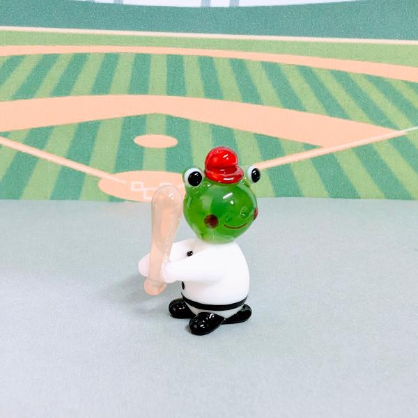 カエルの野球（バッター）のガラス細工の置物です。【大きさ】約高さ２８ミリ　　横幅２０ミリ　　　　　奥行１２ミリ＊商品は一つ一つ手造りのため大きさや色合いなどが写真と異なる場合がありますのでご了承をお願い致します。