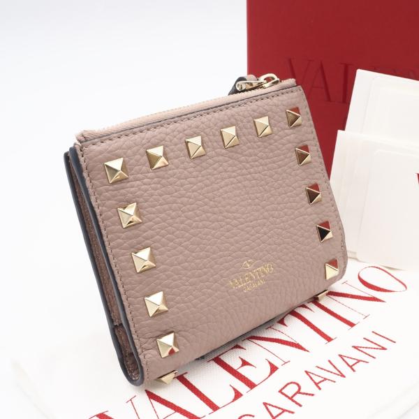 ★3日以内返品可★ 美品 VALENTINO ヴァレンティノ グレインカーフスキン ロックスタッズ コンパクトウォレット P0W06VSH 二つ折り財布 ベージュ グレインカーフレザー レディース VALENTINO（ヴァレンティノ） ☆3日以内返品可☆ 美品 グレインカーフ