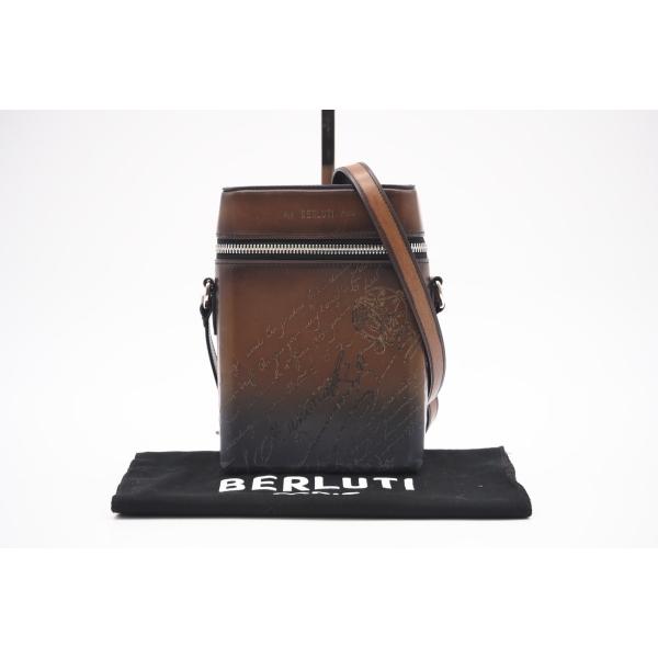 ☆安心の3大保証☆ ABランク ≪BERLUTI ベルルッティ/ショルダーバッグ≫ カリグラフィ スクリット スワイプ ブラウン ネイビー 美品 送料無料 Berluti（ベルルッティ） ☆安心の3大保証☆ ABランク ≪BERLUTI