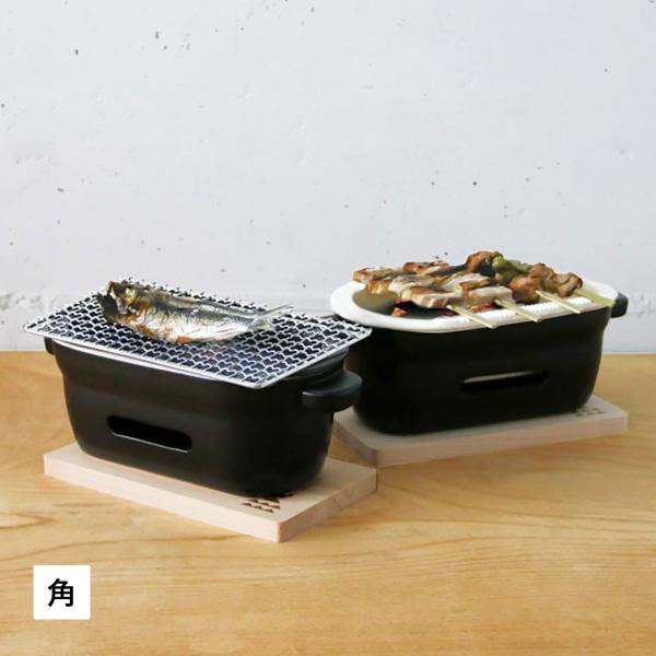 【三重県菰野町にある萬古焼の窯元、山口陶器が立ち上げた産地ブランド かもしか道具店】火をつけることができれば、食卓でも気軽に炭火の調理ができる、かもしか道具店の「陶の炭火コンロ 角」。白い中皿に炭をのせ、ガスコンロなどで加熱して炭に火をつけ...