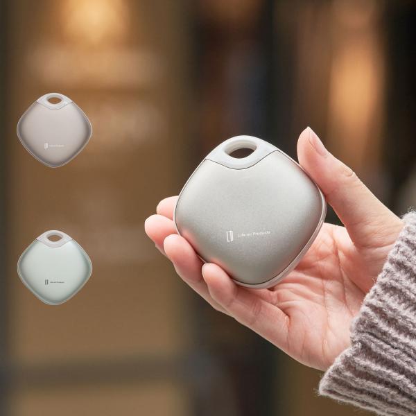 マグネットで留めた本体は、2つに分けて温もりをシェアできる、便利でユニークなエコカイロ。2段階温度調節が可能で、手の小さな方でも握りやすいコンパクトサイズな点も◎。小ぶりで爽やかなバイカラーのデザイン、そして贈る人を選ばないユニセックスな設...