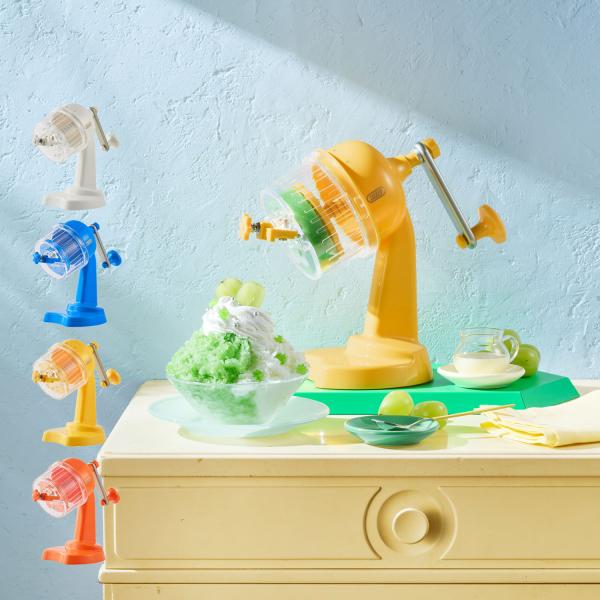 Toffyならではのレトロでおしゃれなデザインが目を引く、手動タイプのかき氷器です。電源不要なので、キッチンはもちろん、リビングやアウトドア、キャンプなど、場所を選ばずに本格的なかき氷を楽しめます。最大の特徴は、刃の調節ダイヤルで氷の細かさ...