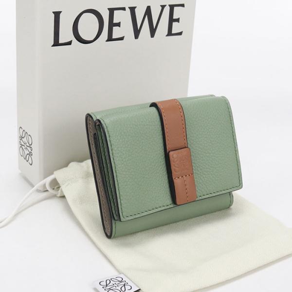 希少✨ロエベ 三つ折り財布 リピート アナグラム ロゴ型押し レザー グリーン LOEWE（ロエベ） 中古・未使用 三つ折り財布 アナグラム レディース
