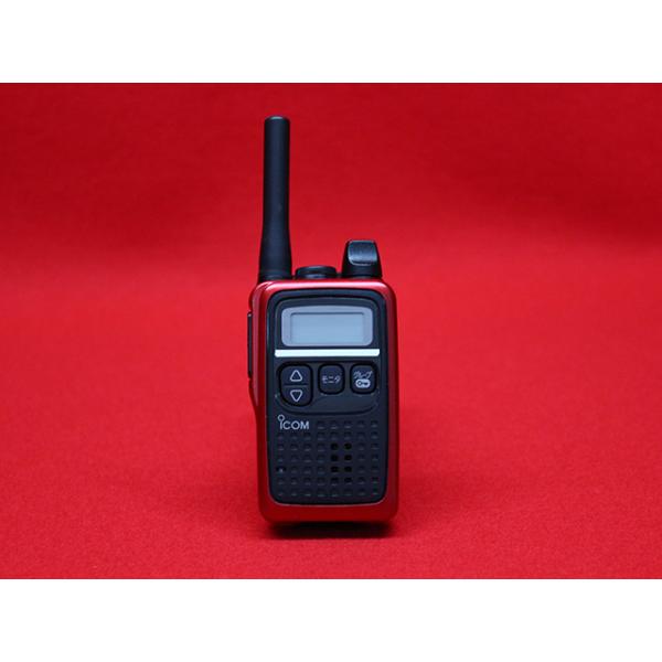 【こちらの商品は＜中古美品＞です】　アイコム(ICOM)の特定小電力トランシーバーです。一度に複数人との通話が可能でさまざまな業務で利用可能です。免許・資格:【不要です。どなたでもご購入、ご使用可能です】　動作試験:【通話試験・ボタン反応・...