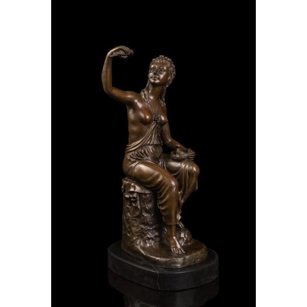 超人気ブロンズ像である。少女が自分の指を見つめる姿を表現した素晴らしい作品である。造形、重量ともに確かなものがあり、鑑賞に耐えうる一品です。・高さ：37センチ・重量：4.9kg・材質：ブロンズ及び大理石