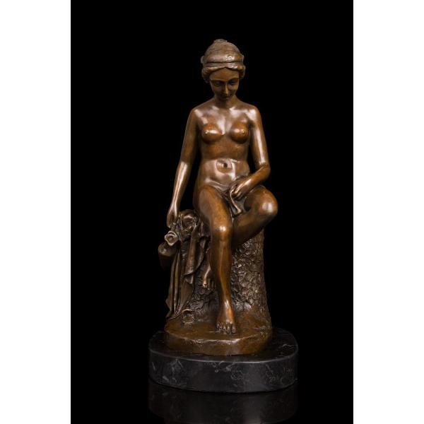 超人気ブロンズ像である。考え込む婦人の姿を表現した素晴らしい作品である。造形、重量ともに確かなものがあり、鑑賞に耐えうる一品です。・高さ：37センチ・重量：5.4kg・材質：ブロンズ及び大理石