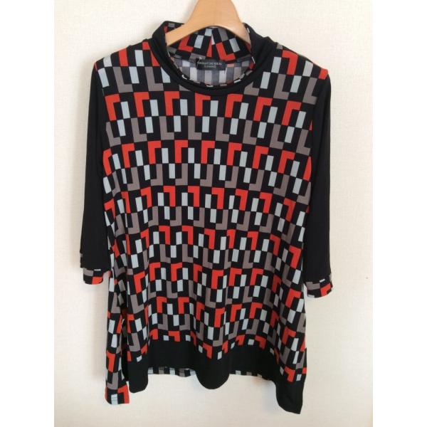 黒地にオレンジやグレーの幾何学模様 ハイネックカットソー