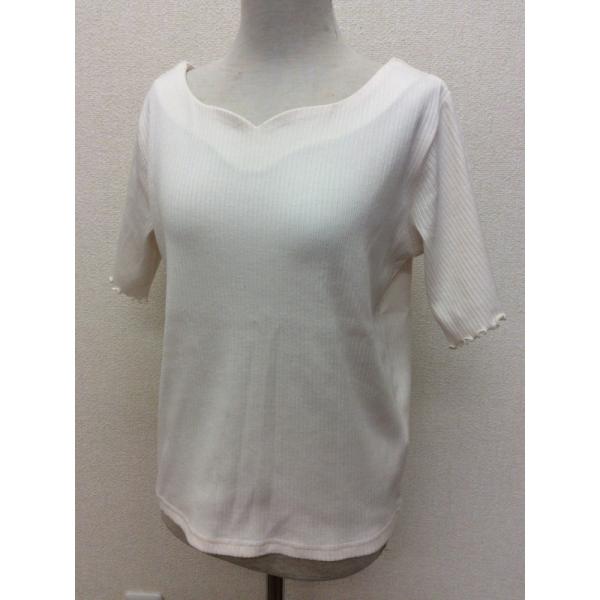 淡いベージュのリブニット 背中編み上げデザイン