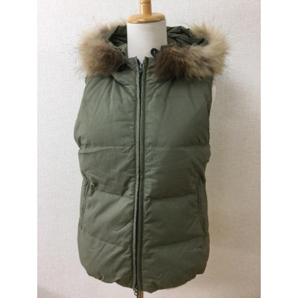 オリーブグリーンのダウンベスト ファーフード付き チャイニーズラクーン