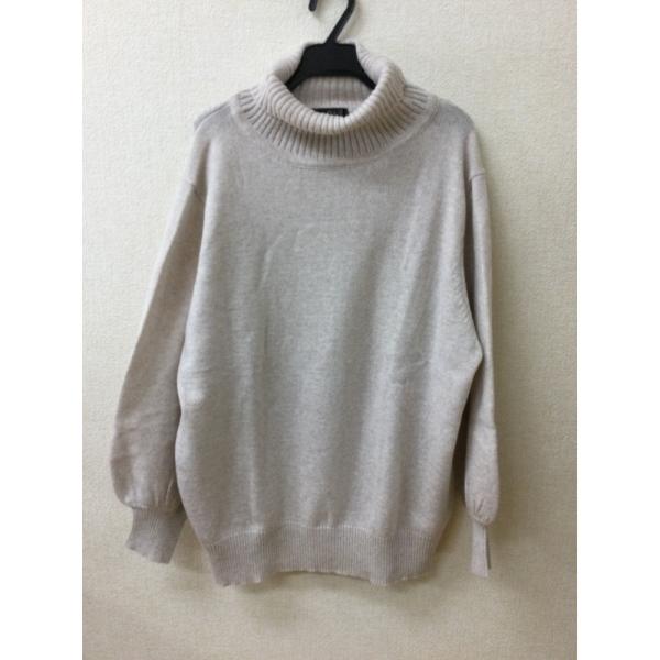 ほんのりピンクのタートルニット